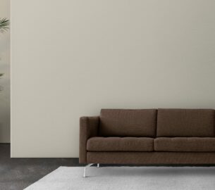 Mur intérieur couleur crème et décoration classique.