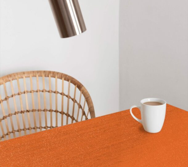 ORANGE GLT table culeur orange avec des paillettes appliquée par film adhésif décoratif.