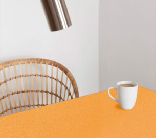 table décoré en orange avec le film paillette pour bâtiment décoratif de MG Déco