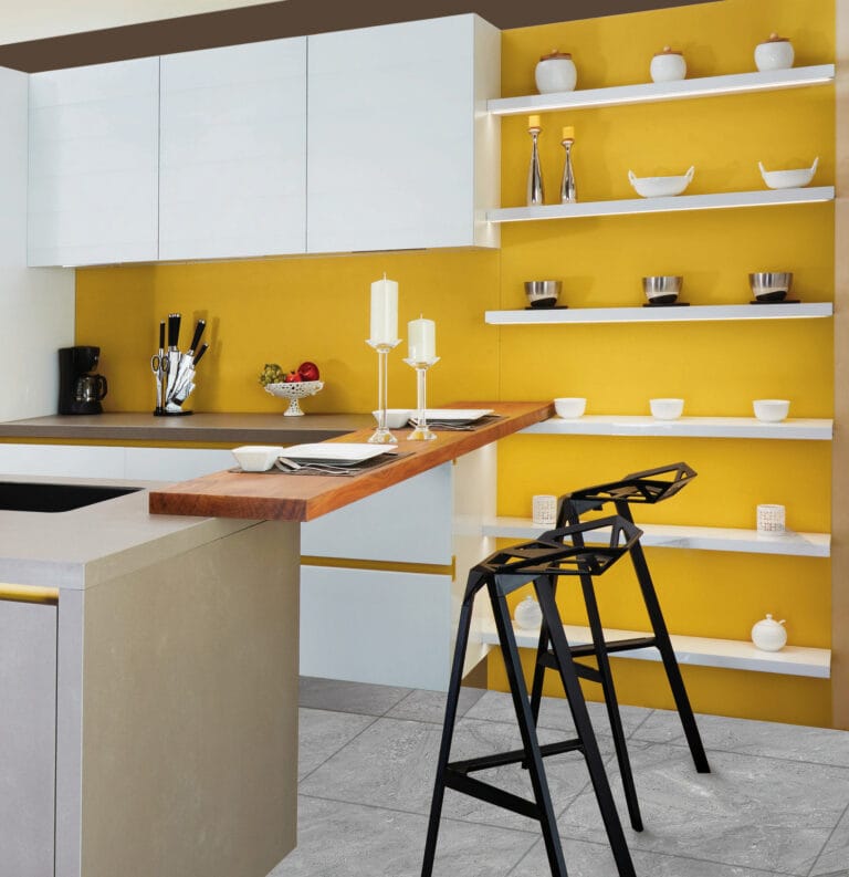 Un joli mur de cuisine jaune redécoré avec un film uni jaune 621 de la gamme HomeStar Uni de MG Déco.