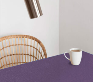 table décorée avec un film adhésif mauve pailleté.